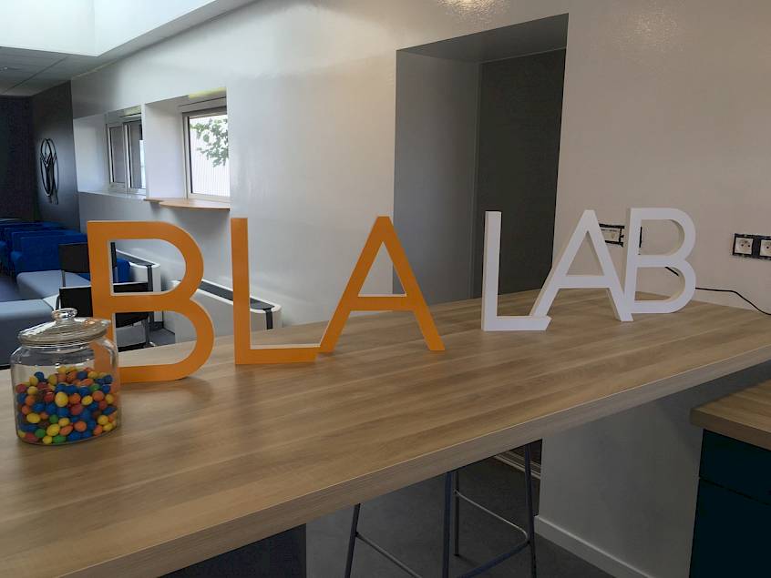 Lettrage tridimensionnel en PVC avec contrecollage de vinyle pour inauguration Bla Lab